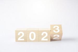 2023 Geschäftswachstumskonzept zum Erfolg. Waldblockschritt mit Symbolkonzept über Geschäftsstrategie, Aktionsplan, Ziel und Ziel, Handstapel, Projekt, Vision. foto