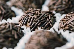 Makro Nahaufnahme von Brigadeiros, traditionelle brasilianische Süßigkeiten aus Schokolade und Kondensmilch foto