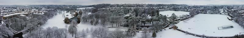 Blick aus der Vogelperspektive auf die schneebedeckte Landschaft und das Stadtbild von North Luton, Luftaufnahmen der Stadt North Luton in England, Großbritannien, nach Schneefall. der 1. Schneefall in diesem Winter 2022 foto