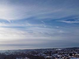 Herrliche Aussicht auf den örtlichen öffentlichen Park nach Schneefall über England foto