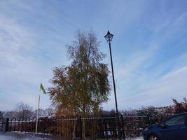 Herrliche Aussicht auf den örtlichen öffentlichen Park nach Schneefall über England foto