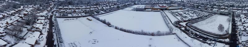 Blick aus der Vogelperspektive auf die schneebedeckte Landschaft und das Stadtbild von North Luton, Luftaufnahmen der Stadt North Luton in England, Großbritannien, nach Schneefall. der 1. Schneefall in diesem Winter 2022 foto