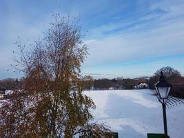 Herrliche Aussicht auf den örtlichen öffentlichen Park nach Schneefall über England foto