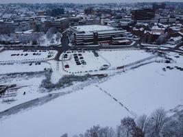 Blick aus der Vogelperspektive auf die schneebedeckte Landschaft und das Stadtbild von North Luton, Luftaufnahmen der Stadt North Luton in England, Großbritannien, nach Schneefall. der 1. Schneefall in diesem Winter 2022 foto