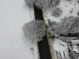 Blick aus der Vogelperspektive auf die schneebedeckte Landschaft und das Stadtbild von North Luton, Luftaufnahmen der Stadt North Luton in England, Großbritannien, nach Schneefall. der 1. Schneefall in diesem Winter 2022 foto