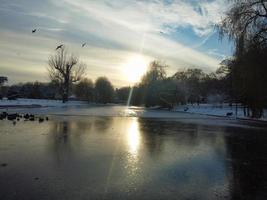 Herrliche Aussicht auf den örtlichen öffentlichen Park nach Schneefall über England foto