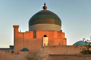 die architektur der altstadt madrassa und des islam khoja minaretts. foto