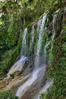 El Nicho Wasserfälle in Kuba. El Nicho befindet sich im Gran Parque Natural Topes de Collantes, einem bewaldeten Park, der sich über die Gebirgskette der Sierra Escambray in Zentralkuba erstreckt. foto