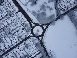 Blick aus der Vogelperspektive auf die schneebedeckte Landschaft und das Stadtbild von North Luton, Luftaufnahmen der Stadt North Luton in England, Großbritannien, nach Schneefall. der 1. Schneefall in diesem Winter 2022 foto