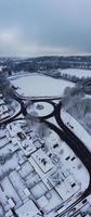 Blick aus der Vogelperspektive auf die schneebedeckte Landschaft und das Stadtbild von North Luton, Luftaufnahmen der Stadt North Luton in England, Großbritannien, nach Schneefall. der 1. Schneefall in diesem Winter 2022 foto