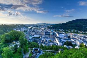 Panoramablick auf den Kapitelplatz und die Altstadt von Salzburg, Österreich von der Festung Hohensalzburg. foto