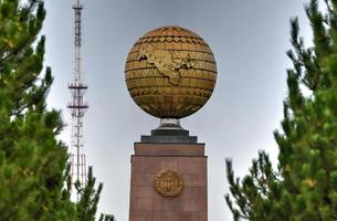 unabhängigkeitsdenkmal und die gesegnete mutter auf dem unabhängigkeitsplatz in taschkent, usbekistan, 2022 foto