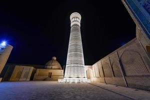 Großes Minarett des Kalon in Buchara, Usbekistan. es ist ein minarett des moscheekomplexes po-i-kalyan in buchara, usbekistan, und eines der markantesten wahrzeichen der stadt. foto