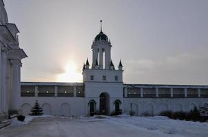 spaso-yakovlevsky-kloster am rande von rostow, russland, entlang des goldenen ringes. im neoklassizistischen Stil erbaut. foto