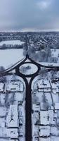 Blick aus der Vogelperspektive auf die schneebedeckte Landschaft und das Stadtbild von North Luton, Luftaufnahmen der Stadt North Luton in England, Großbritannien, nach Schneefall. der 1. Schneefall in diesem Winter 2022 foto