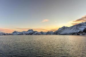 Winterlandschaft entlang des Dorfes Fredvang auf den Lofoten, Norwegen. foto