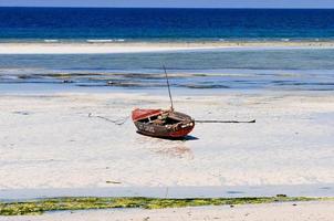 Boot auf dem Sand, Tansania foto