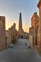 die architektur der altstadt madrassa und des islam khoja minaretts. foto