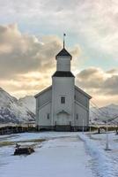 Gimsoy-Kirche auf den Lofoten im Winter. es ist eine pfarrkirche in der gemeinde vagan in der nordland grafschaft, norwegen. foto