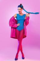 stilvolle Frau in rosa und blauer Kleidung foto