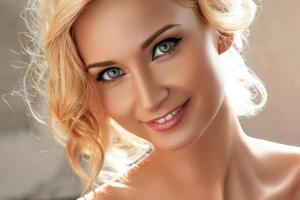 schöne blonde Frau mit Eyeliner auf ihren Augen foto