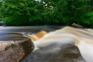 Fluss fließt durch den Adirondack River in Cranberry Lake, New York. foto