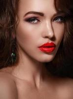 Porträt einer schönen Frau mit roten Lippen foto