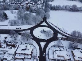 Blick aus der Vogelperspektive auf die schneebedeckte Landschaft und das Stadtbild von North Luton, Luftaufnahmen der Stadt North Luton in England, Großbritannien, nach Schneefall. der 1. Schneefall in diesem Winter 2022 foto