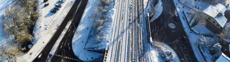 Blick aus der Vogelperspektive auf die schneebedeckte Landschaft und das Stadtbild von North Luton, Luftaufnahmen der Stadt North Luton in England, Großbritannien, nach Schneefall. der 1. Schneefall in diesem Winter 2022 foto