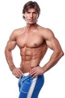 hübscher junger muskulöser Mann auf weißem Hintergrund foto