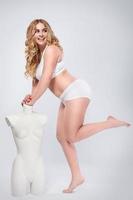 Plus-Size-Model und weiblicher Dummy-Torso foto