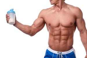 muskulöser Mann mit Proteingetränk im Shaker foto