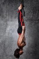muskulöser Mann während des Trainings mit Aufhängegurten foto