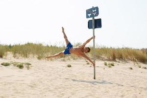 muskulöser Mann während seines Trainings am Strand foto