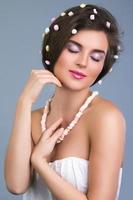 schöne Frau mit kreativer Frisur aus Marshmallow foto