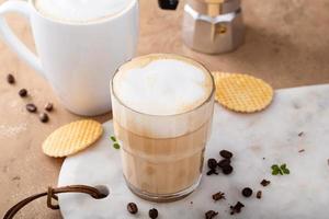heißer kaffee latte und cappuchino in einem glas und einer tasse foto