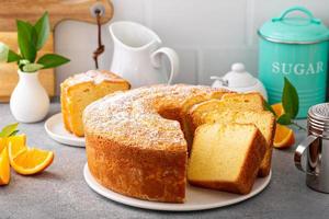 traditioneller Vanille-Rundkuchen mit Orangenextrakt, Gugelhupf foto