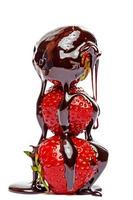 Erdbeeren bedeckt mit Schokoladensirup auf weißem Hintergrund foto