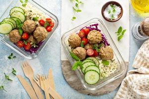 Mahlzeitzubereitungsbehälter mit einem gesunden kohlenhydratarmen Mittagessen foto