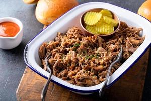 Pulled Pork auf einer Servierplatte, essfertig foto