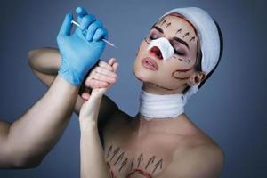 Modell im Bild des Opfers der plastischen Chirurgie foto