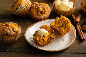 Kürbismuffins mit Haferflocken und braunem Zuckerstreusel foto