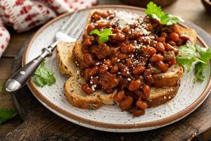 gebackene Bohnen mit Speck auf einem Toast foto