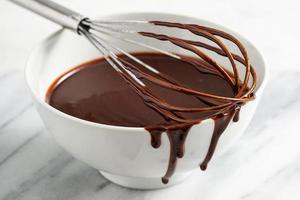 Herstellung von Schokoladenglasur oder Sauce foto