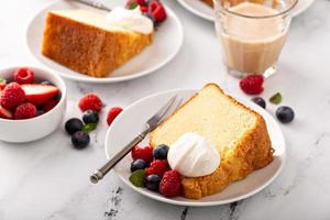 Traditioneller Vanille-Pfundkuchen, der in einer Gugelhupfform gebacken wird foto