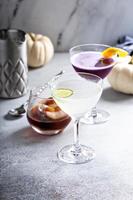 Herbstcocktails, Gin-Cocktail mit einer Gurkenscheibe foto