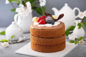 Schokoladenkuchen zum Muttertag mit Beeren und Schokoladenglasur foto