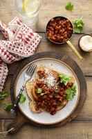 gebackene Bohnen mit Speck auf einem Toast foto