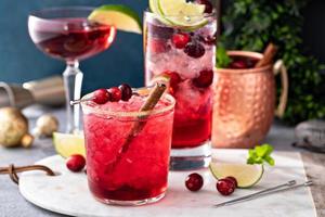 verschiedene festliche weihnachtscocktails mit cranberry und limette foto