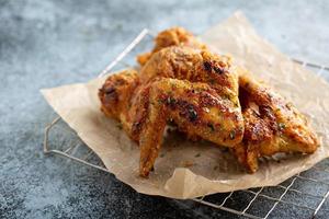 Southern Fried Chicken Wings mit Honig auf Pergament foto